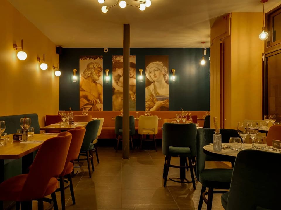 La salle de Melagodo et ses fresques d’inspiration Renaissance, avec ses tables dressées